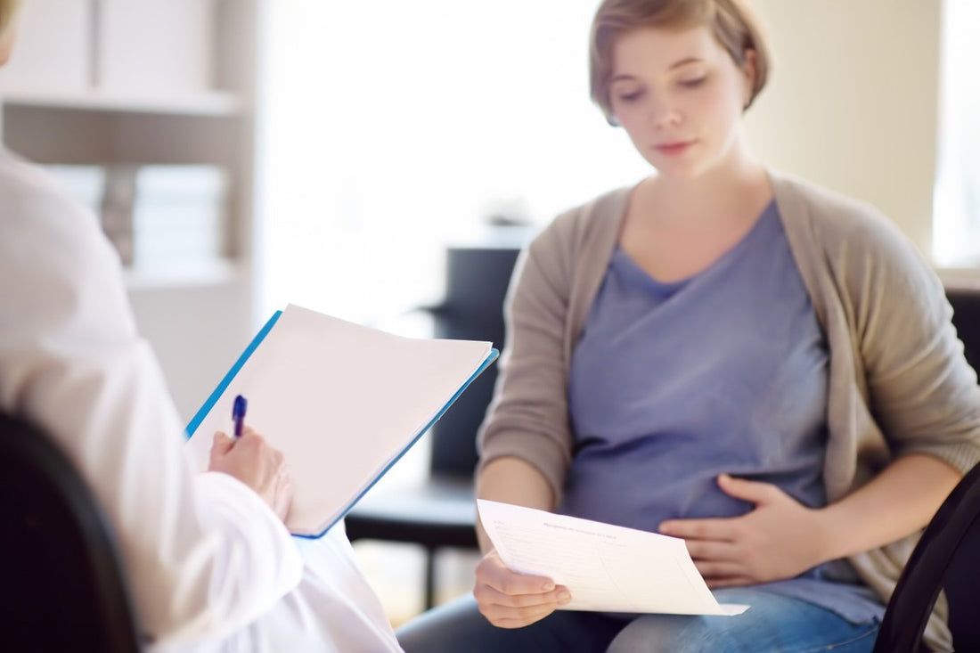 pregnant-mom-making-birth-plan-with-her-doctorpregnant-mom-making-birth-plan-with-her-doctor