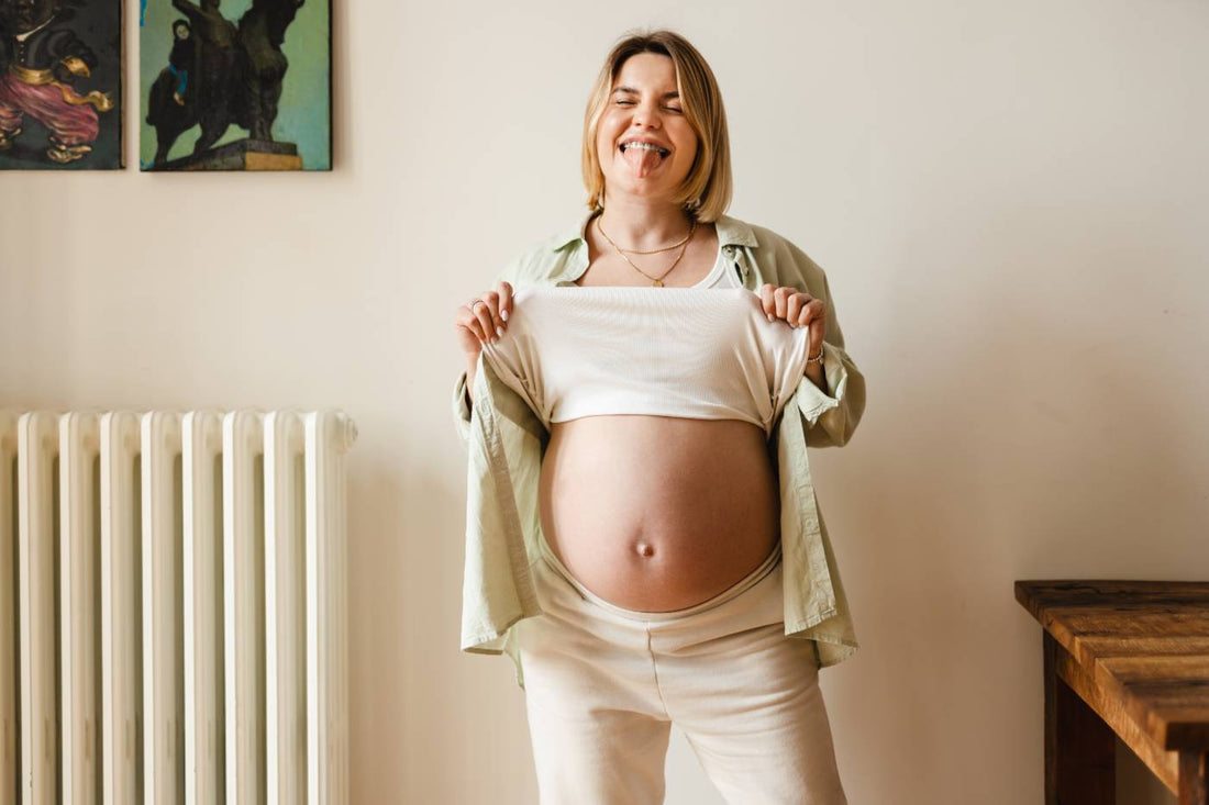 third trimester symptoms: pregnant mom showing off belly